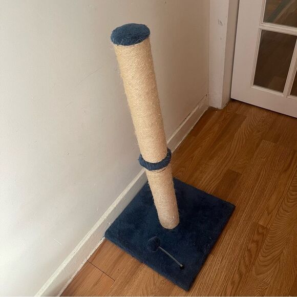 Amazon Basics 34“ Navy & Beige Tall Cat Scratching Post - Picture 9 of 15